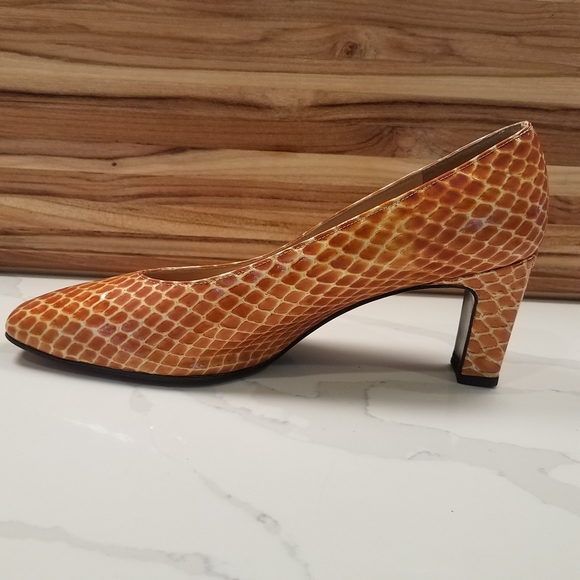 Vintage Stuart Weitzman Yellow Leather Heels Size 10 - Picture 7 of 13